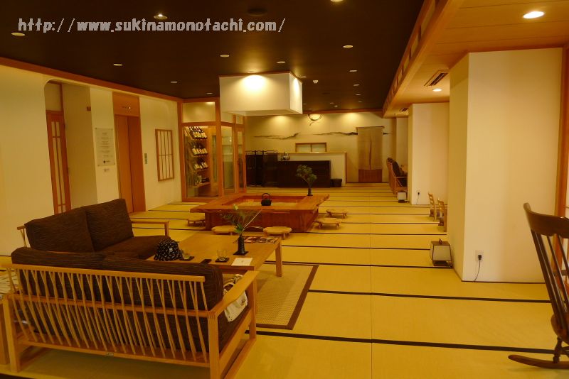 諏訪湖畔に建つ温泉旅館　萃 sui-諏訪湖の畳敷きのロビー